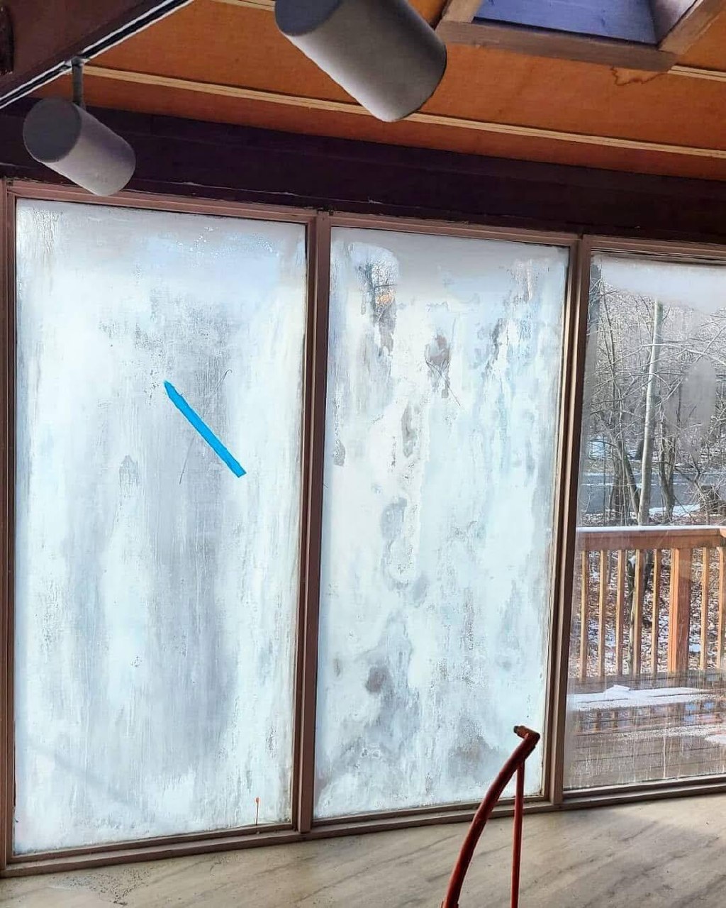 Glass repair and replacement service