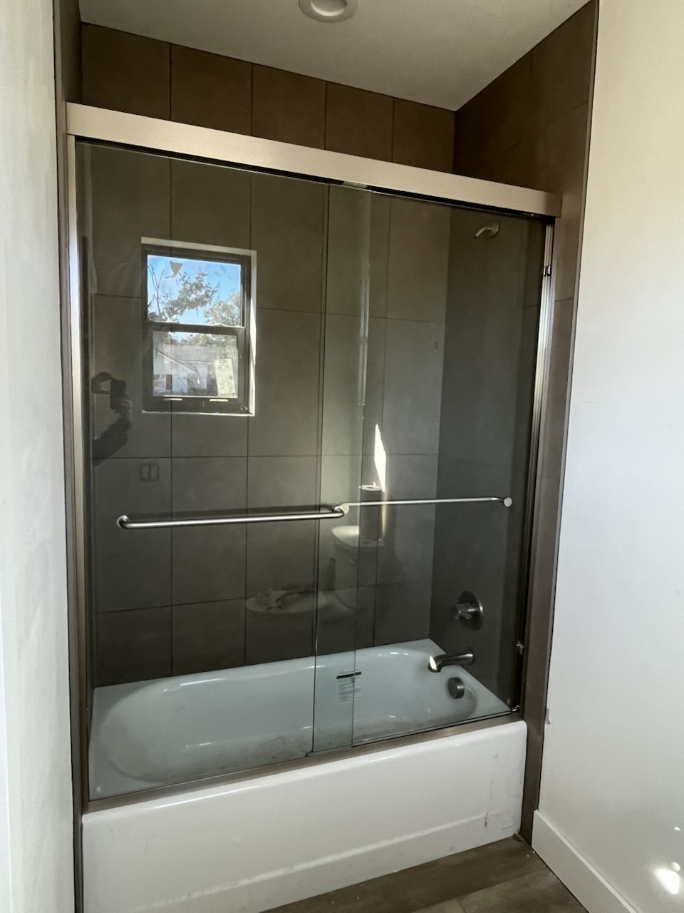 Frameless tub enclosure